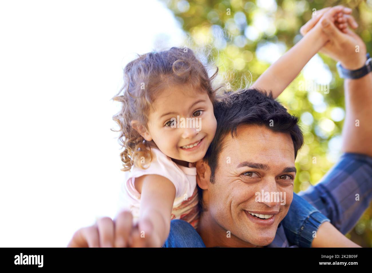 Ceneri il mio piccolo aeroplano. Colpo di un padre che dà alla sua bambina un piggy indietro fuori. Foto Stock