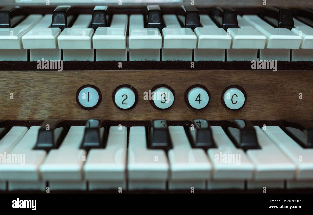 Doppio organo ecclesiastico vintage in condizioni di scarsa illuminazione Foto Stock