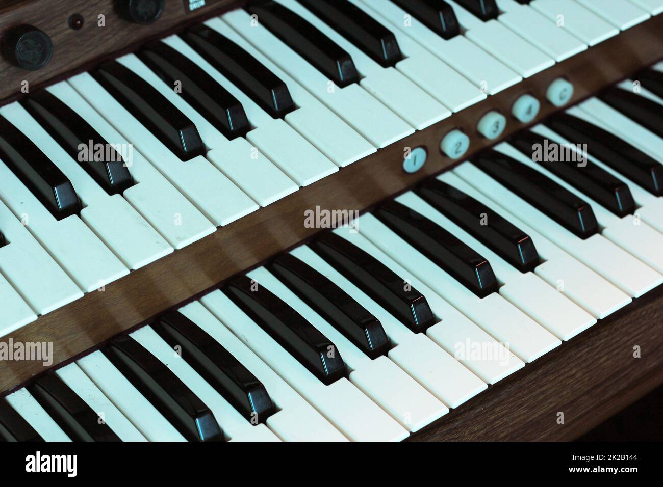 Doppio organo ecclesiastico vintage in condizioni di scarsa illuminazione Foto Stock