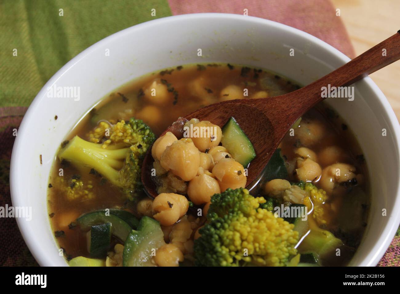 Primo piano di ciotola di zuppa con fagioli Garbanzo, Broccoli e Zucchini Foto Stock