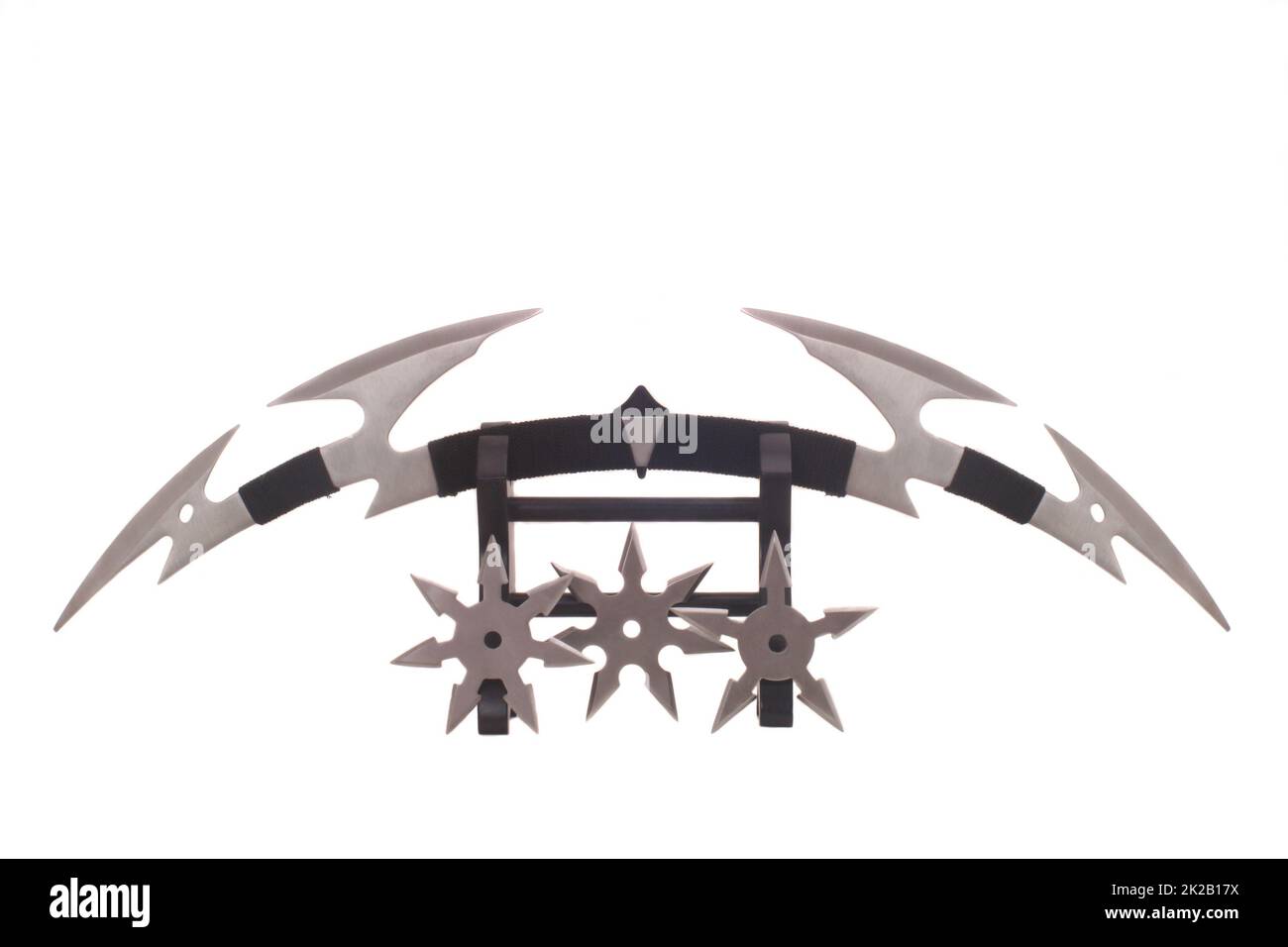 Coltello con stelle di lancio isolato su sfondo bianco Foto Stock