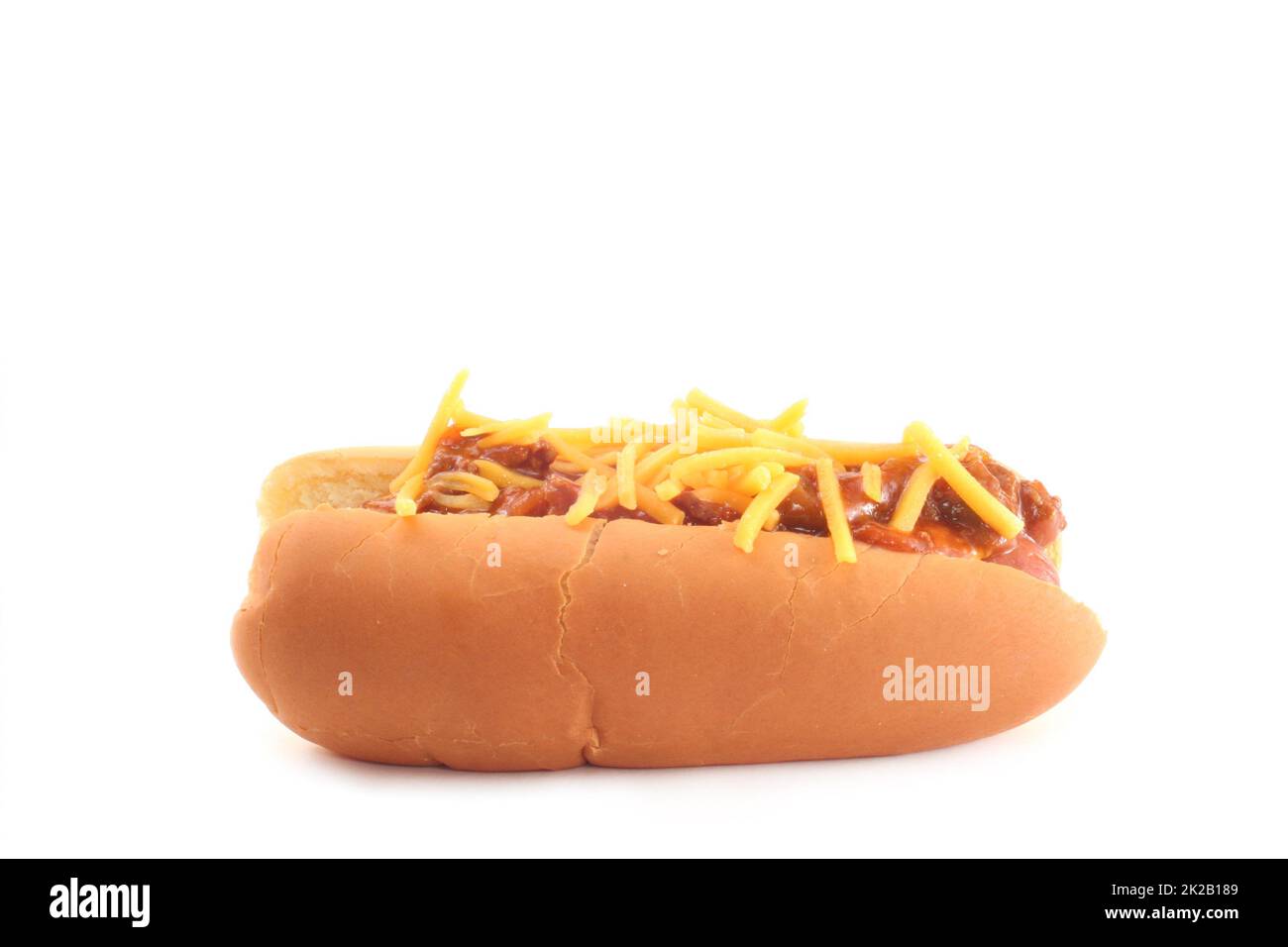 Hot Dog con peperoncino e formaggio con patatine isolato su bianco Foto Stock
