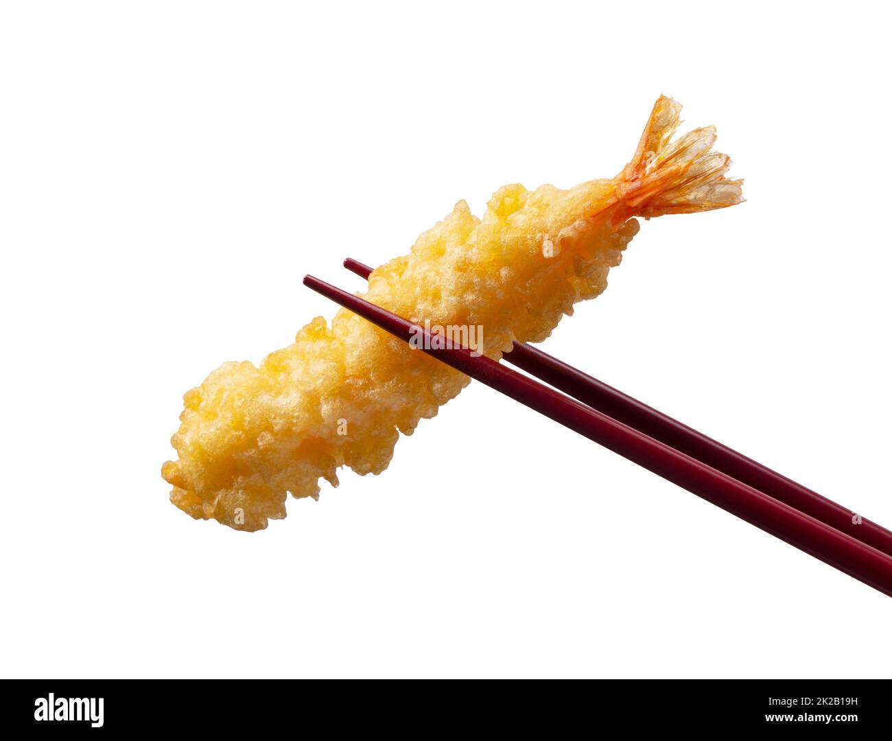 Tempura di gamberetti sollevata con bastoncini di fiocchi su uno sfondo bianco. Foto Stock