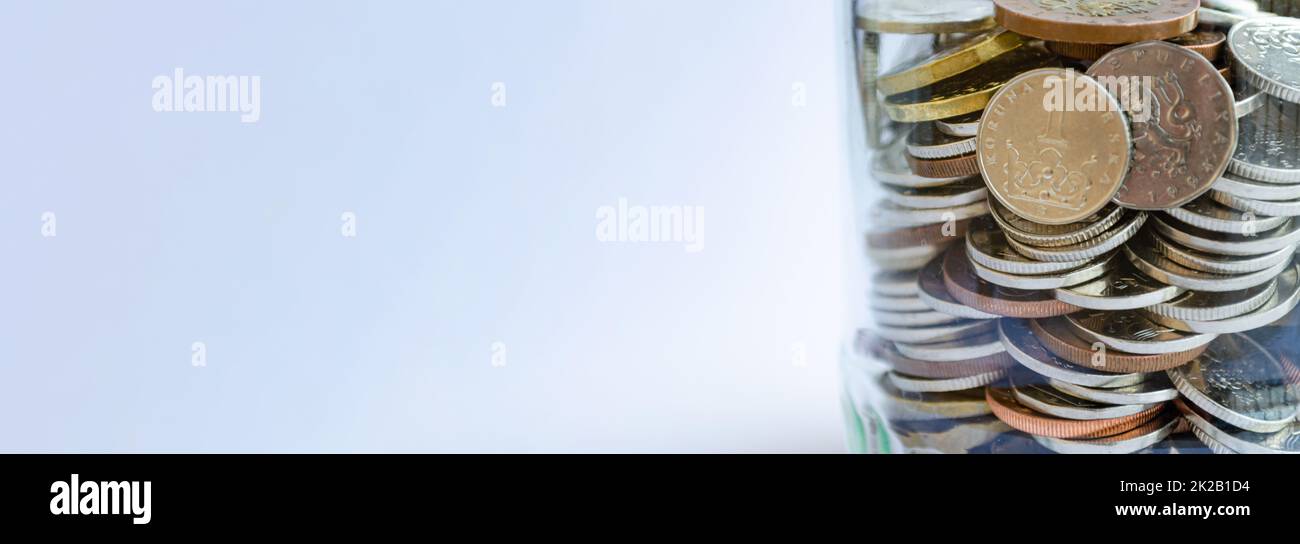 Vasetto di vetro pieno di monete, soldi relativi banner web Foto Stock