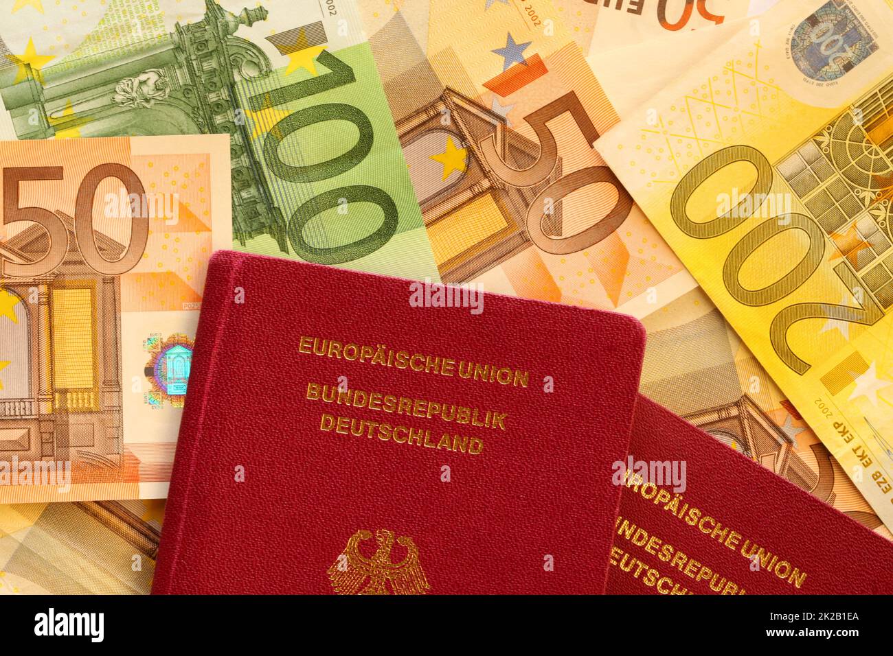 Banconote in euro e passaporto Foto Stock