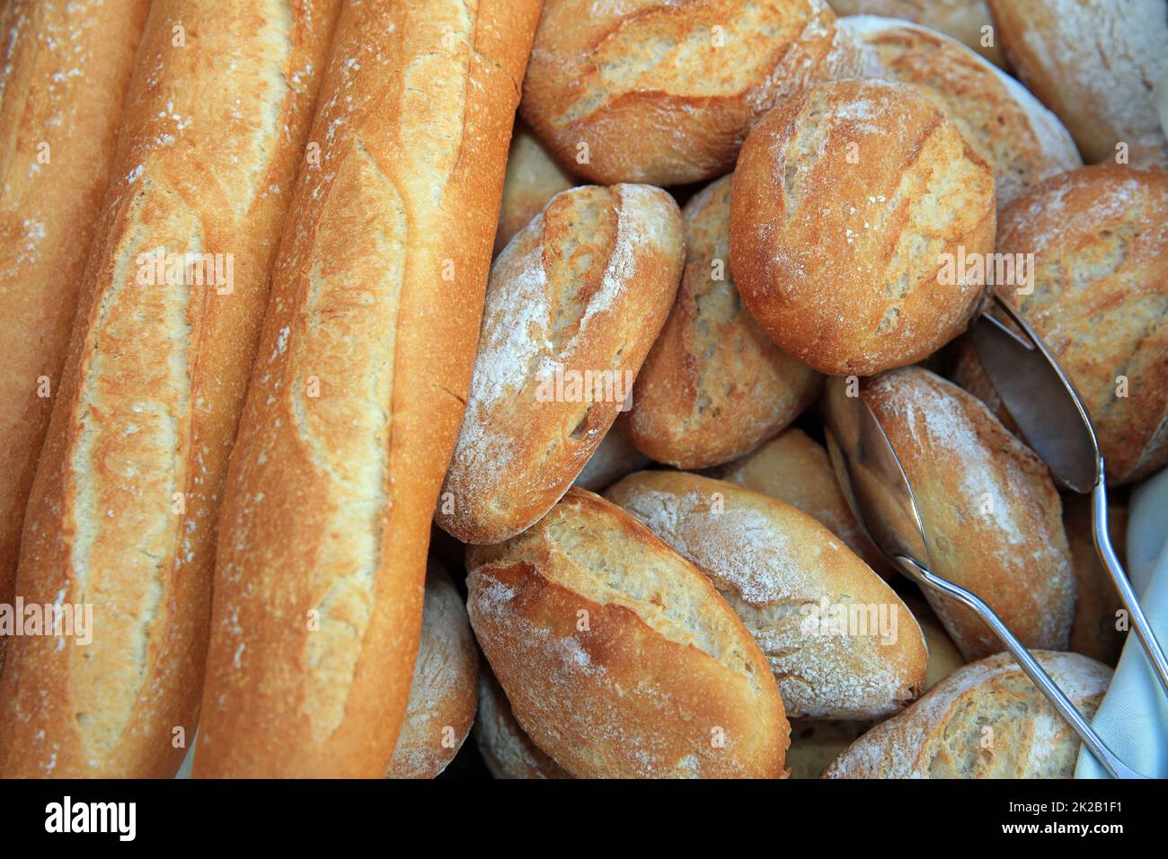 BUN rotoli e baguette in un cestino Foto Stock
