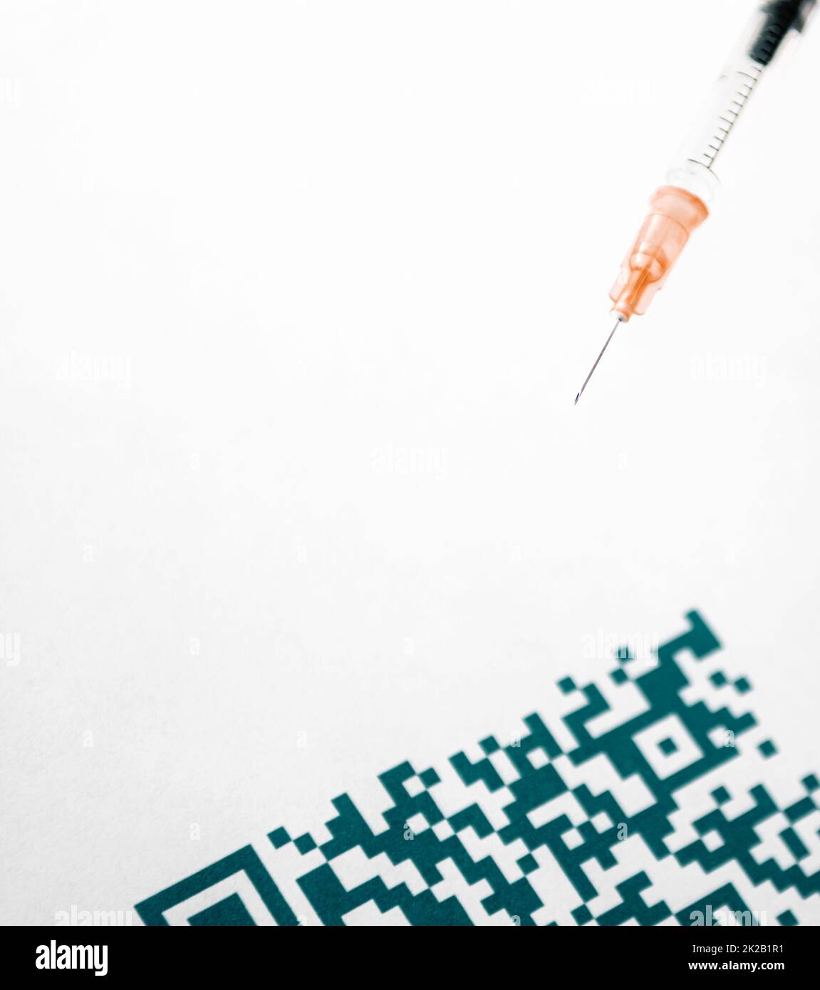 Un primo piano con codice QR e una siringa medica Foto Stock