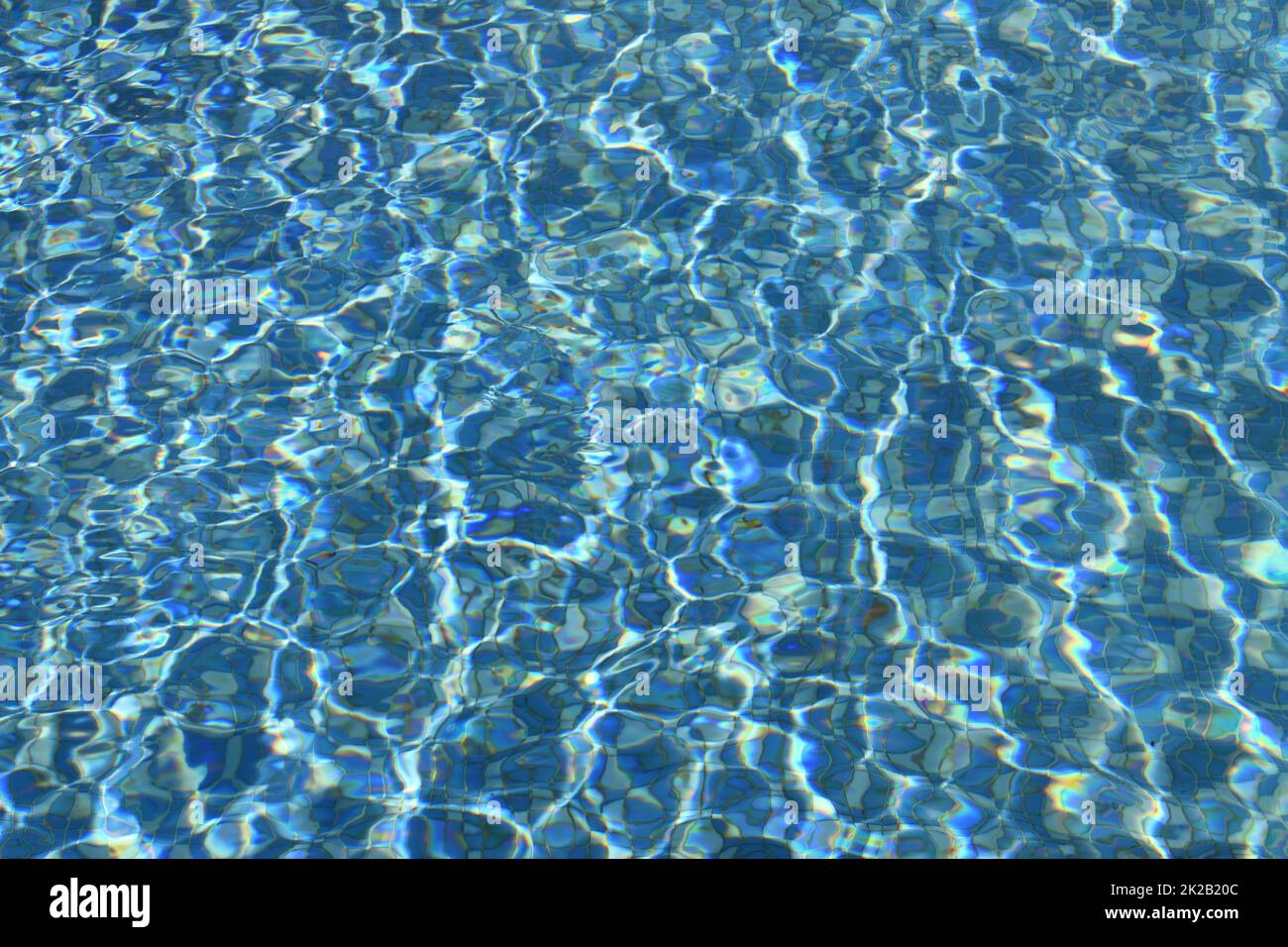 Riflessioni di nuvole nell'acqua da nuvole nel cielo spagnolo in provincia di Alicante, Costa Blanca, Spagna Foto Stock