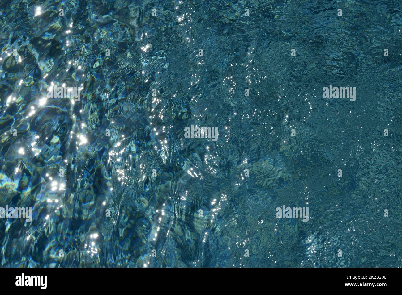 Riflessioni di nuvole nell'acqua da nuvole nel cielo spagnolo in provincia di Alicante, Costa Blanca, Spagna Foto Stock