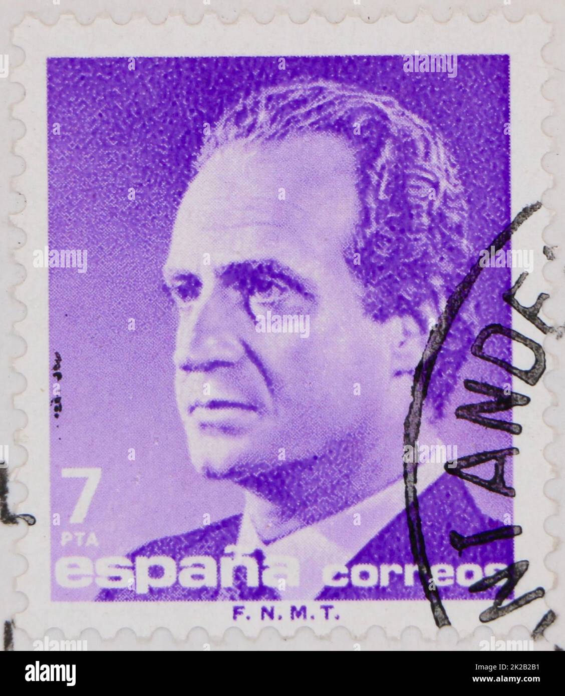 Foto di un francobollo spagnolo viola da 7 pesetas con un'immagine di re Juan Carlos I. Foto Stock
