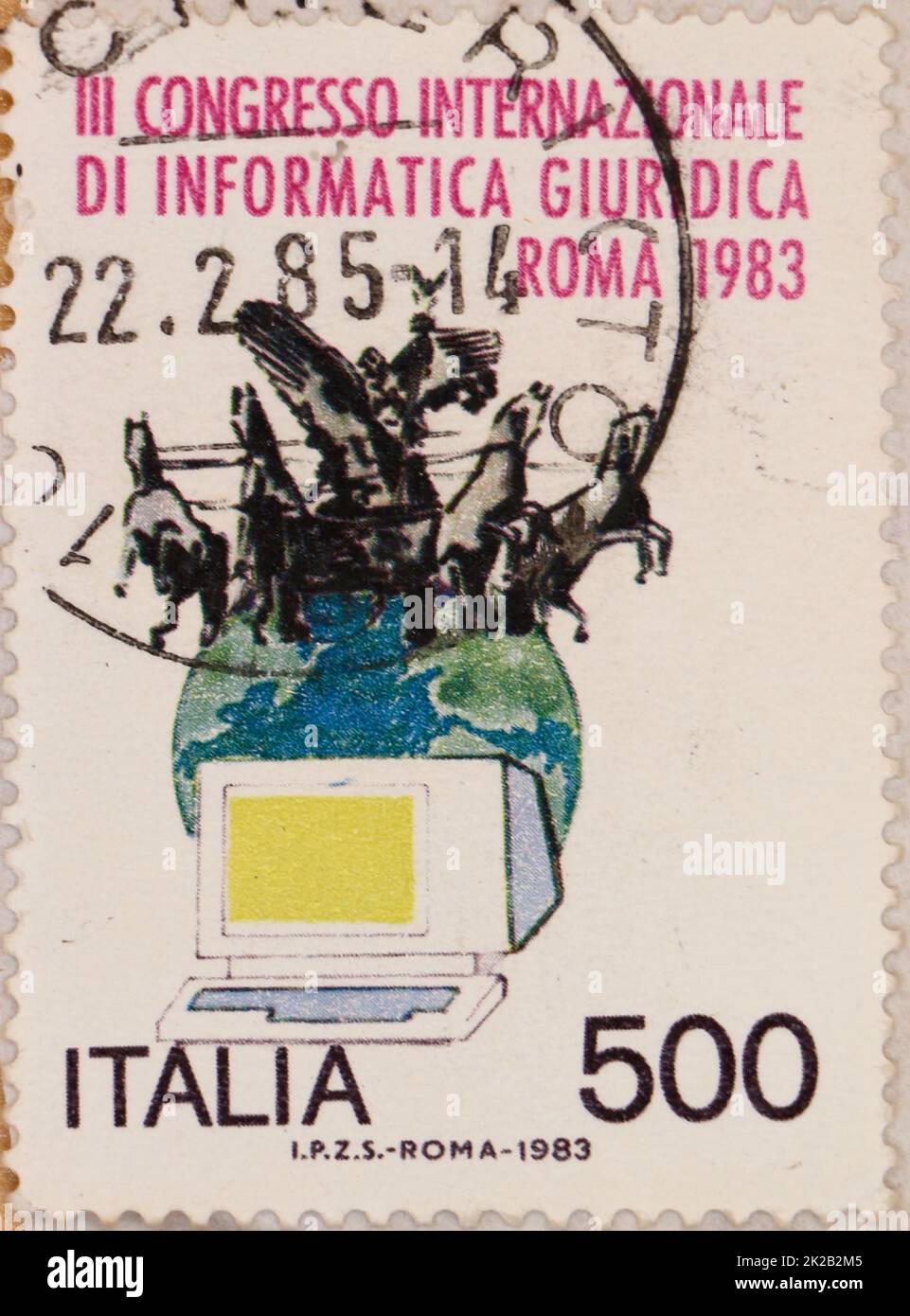 Foto di un francobollo italiano con un'illustrazione di un computer la terra e una statua di un carro del Palazzo di Giustizia di Roma 1983 Foto Stock