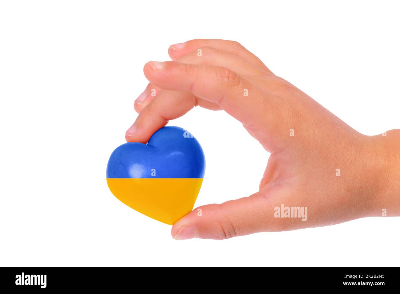Mani che tengono il cuore nei colori della bandiera ucraina, la guerra con la Russia, la pace per l'Ucraina Foto Stock