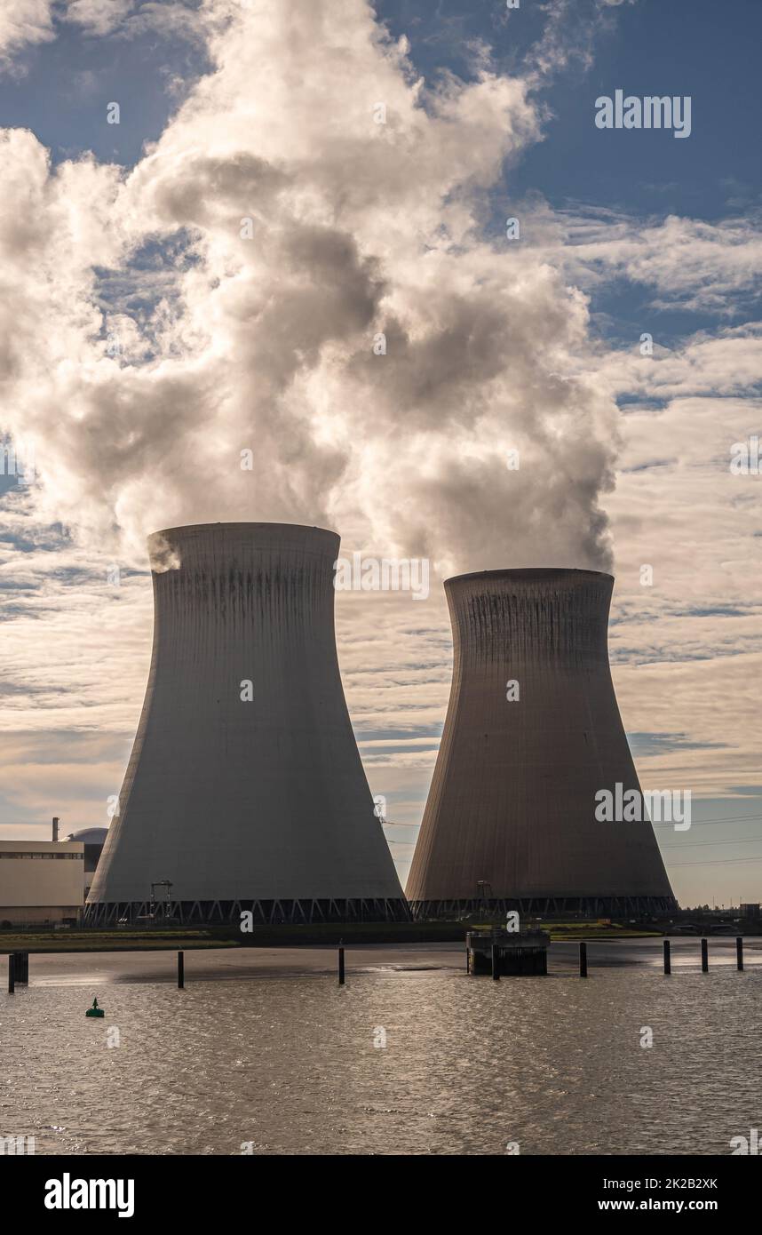 Anversa, Fiandre, Belgio - 10 luglio 2022: Torri di raffreddamento della centrale nucleare di Doel. Ritratto di loro alla centrale nucleare di Doel vapore di soffiatura Foto Stock