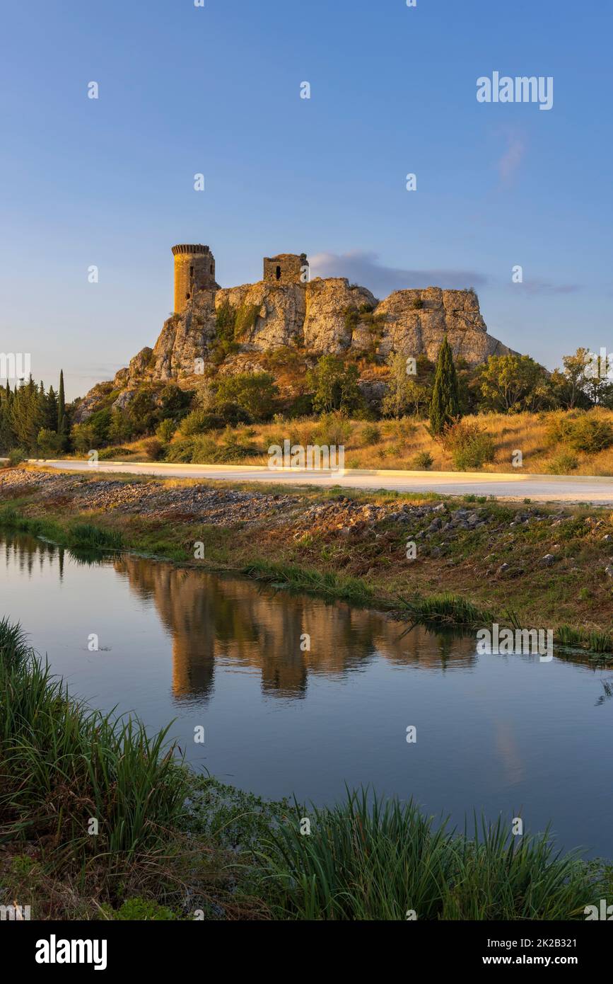 Rovine di Chateau de lÂ´Hers vicino a Chateauneuf-du-Pape, Provenza, Francia Foto Stock