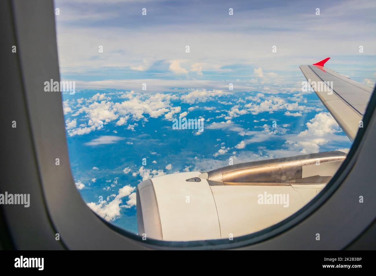 Volo sopra Surat Thani Thailandia vista del paesaggio e delle nuvole. Foto Stock
