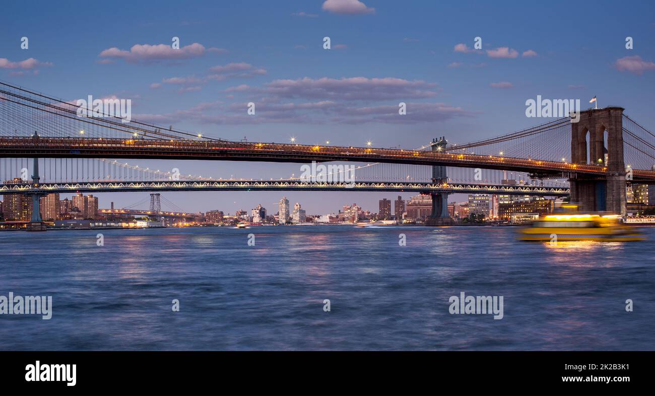 La città di New York New York Manhattan Downtown con ponte di Brooklyn Foto Stock