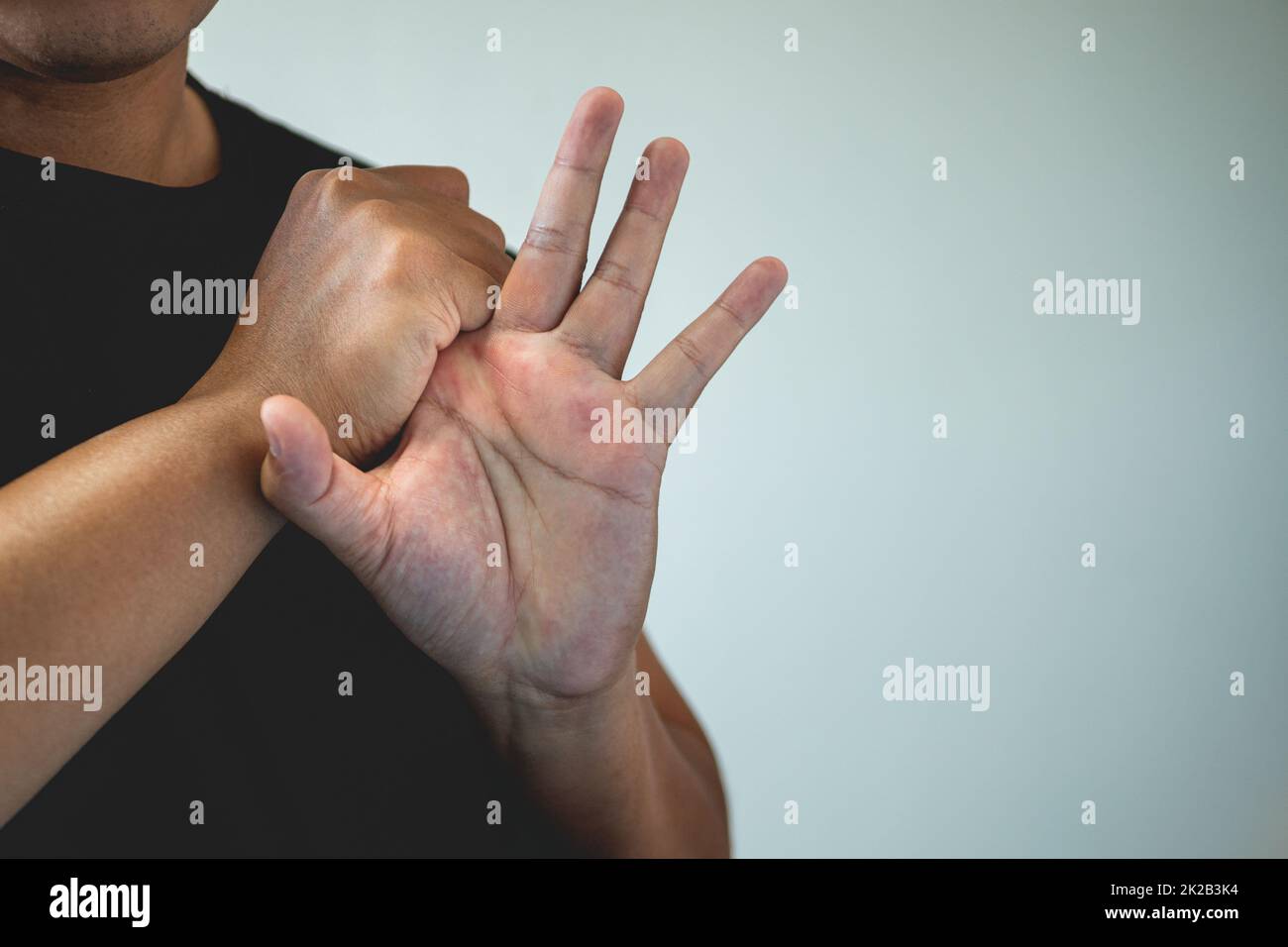 Concetto di sindrome da ufficio. Il dito indice viene massaggiato e teso dopo il lavoro. Primo piano con spazio per la copia. Vista frontale. Foto Stock