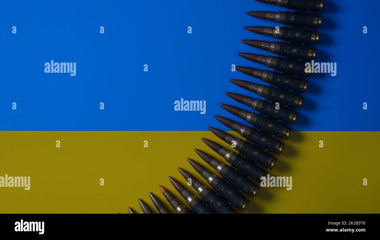 Bandiera blu-gialla dell'Ucraina simbolo nazionale e cintura proiettili mitragliatrici Foto Stock