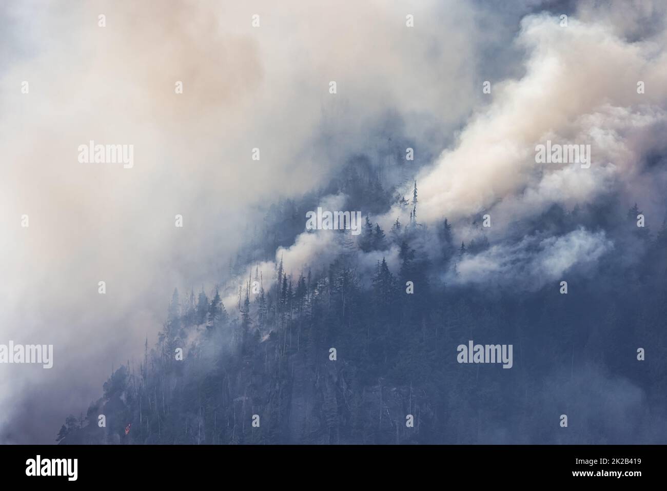 BC Forest Fire e fumo sopra la montagna vicino a Hope Foto Stock