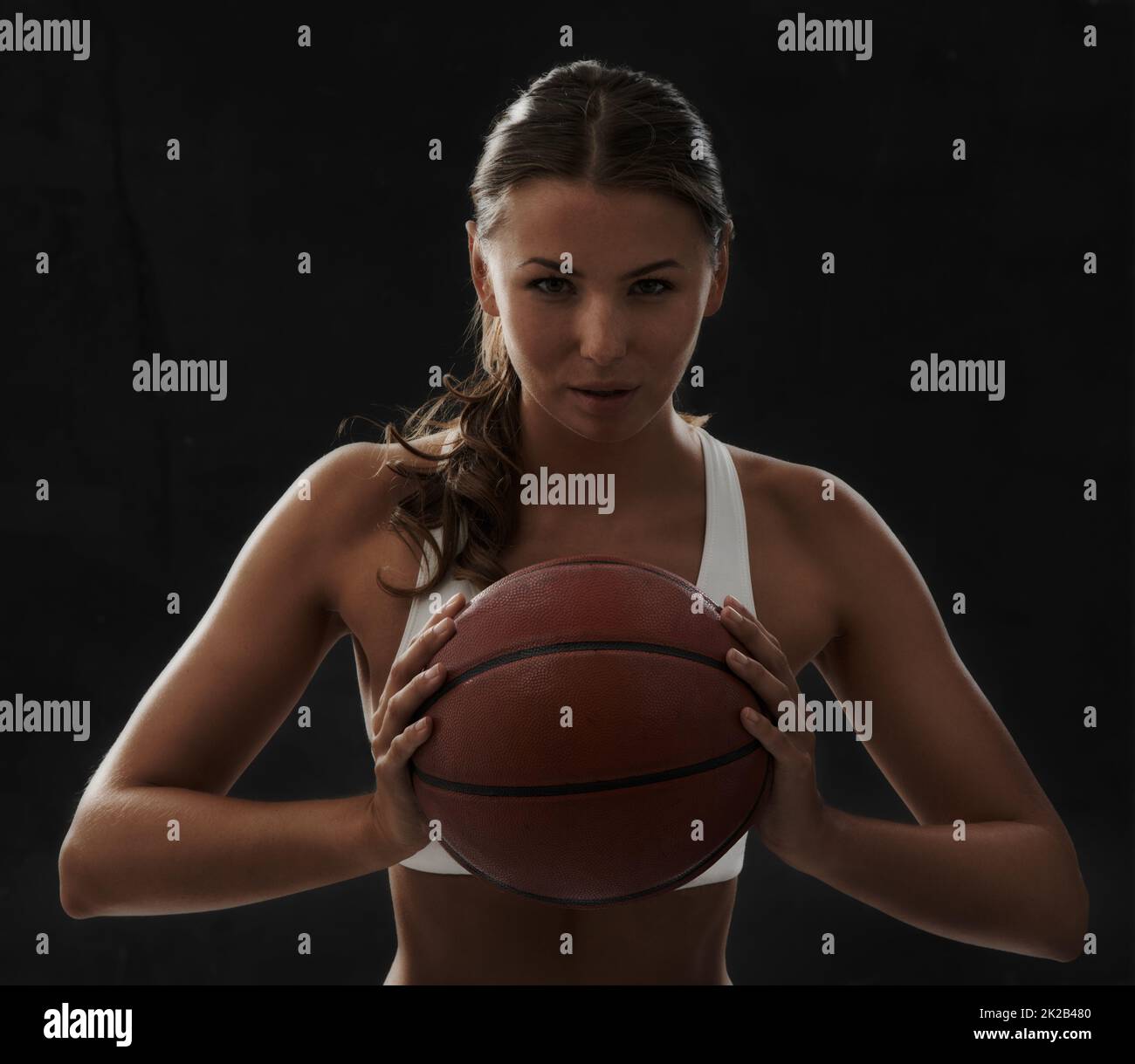 Wanna play - donne sportive. Vista ritagliata di una giovane donna in abbigliamento sportivo con una basket. Foto Stock