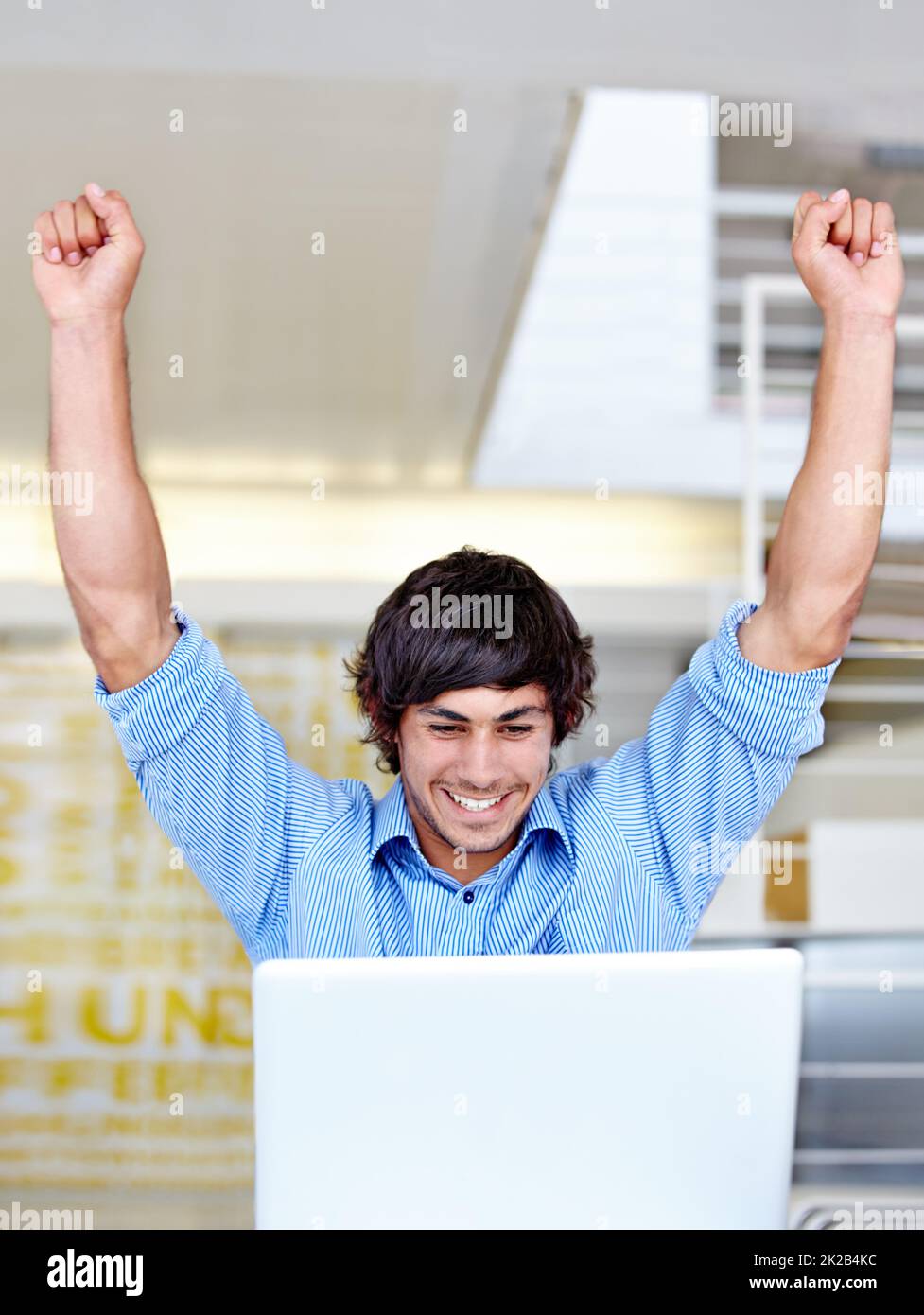 Finalmente l'ho finito. Scatto di un giovane uomo d'affari estatico che festeggia davanti al suo laptop. Foto Stock