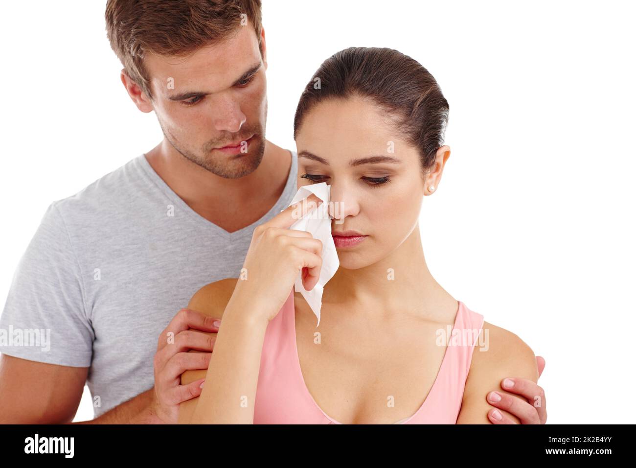 Supporto quando ne aveva più bisogno. Scatto corto di un ragazzo preoccupato che confortava la sua ragazza mentre si trova in uno studio isolato su bianco. Foto Stock