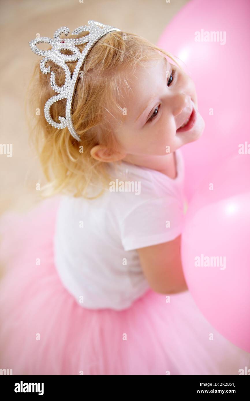 Palude la principessa di compleanno. Una bambina vestita come una principessa alla sua festa di compleanno. Foto Stock