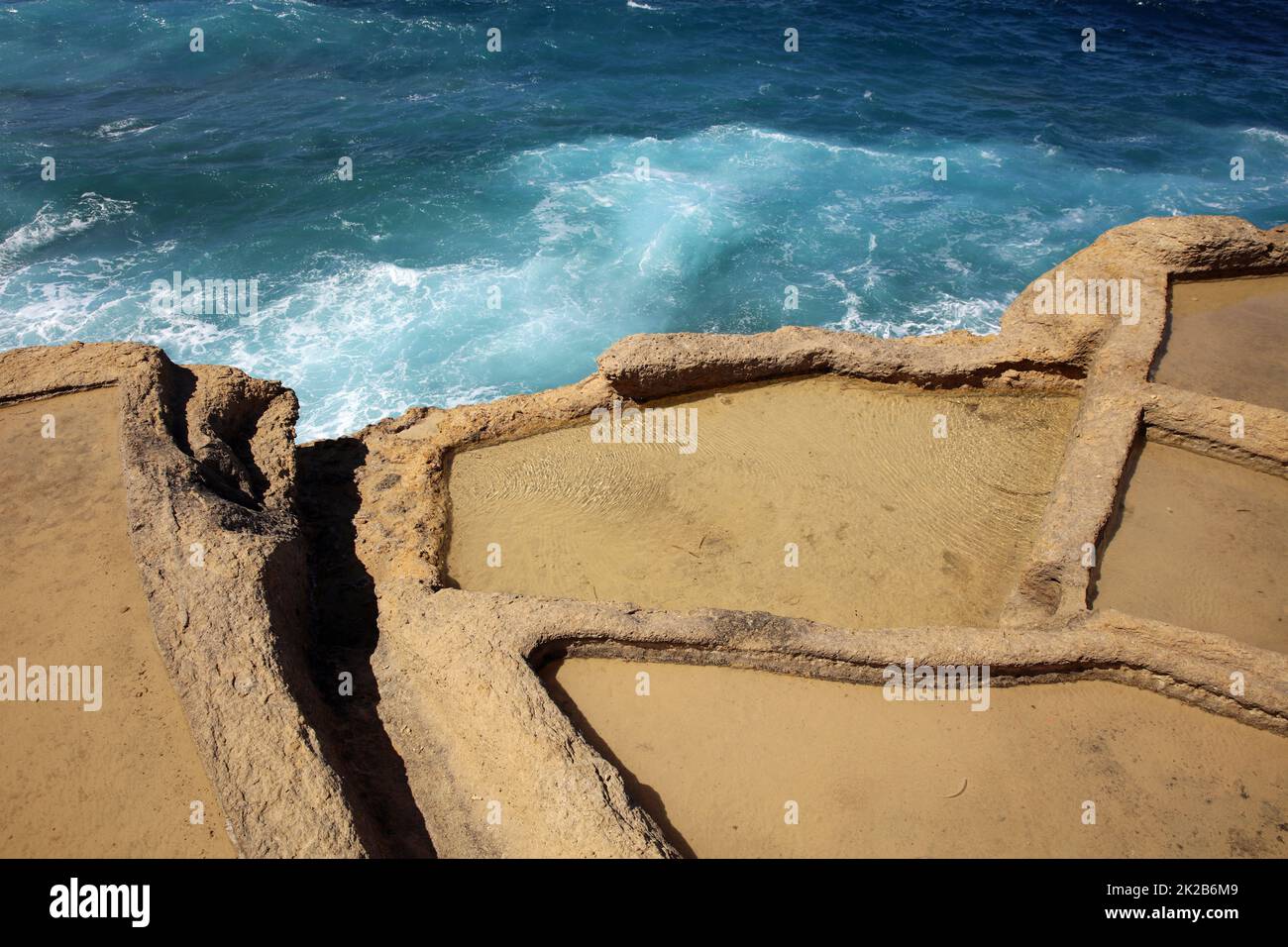 Saline sulla baia di Xwejni. Gozo. Malta Foto Stock