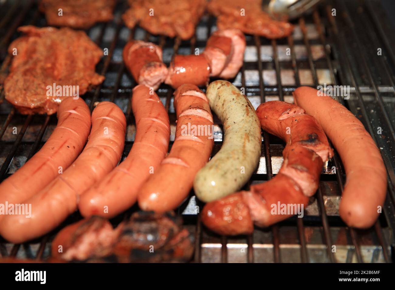 Barbecue con bratwurst tedesco Foto Stock