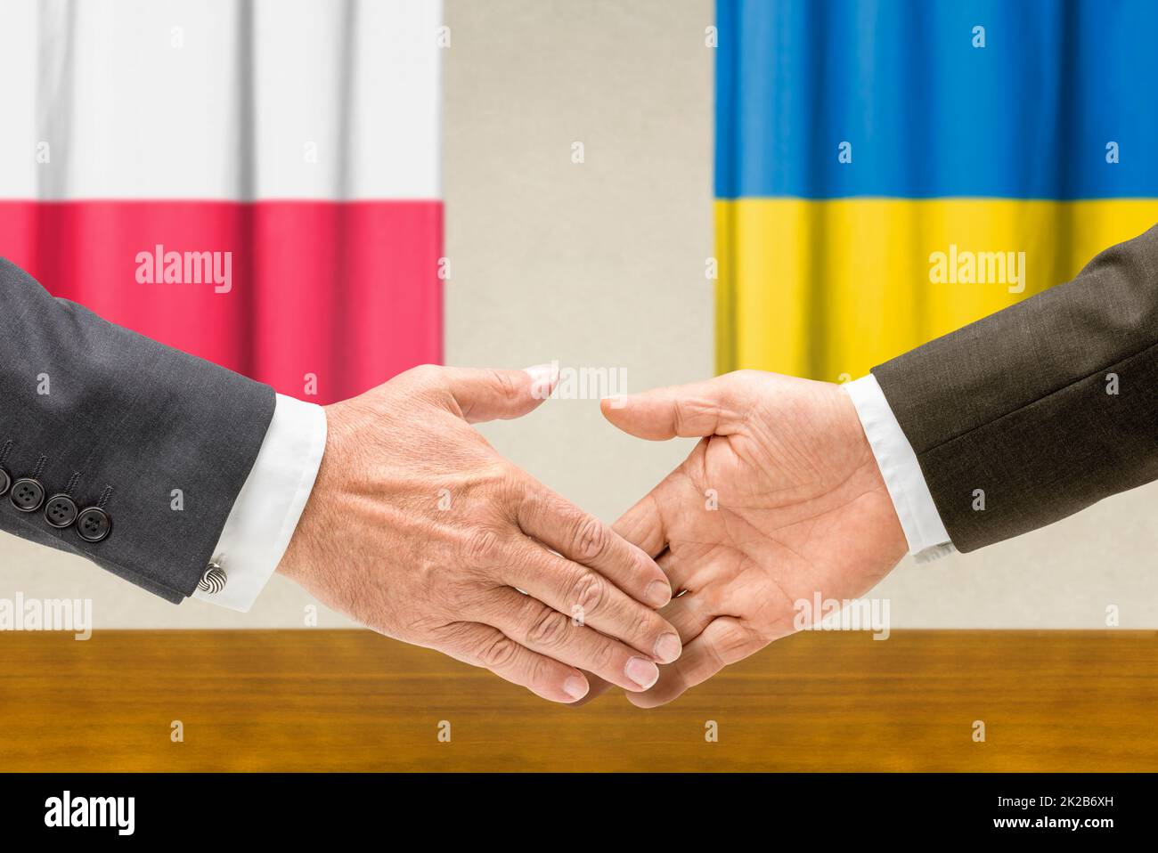 I rappresentanti della Polonia e dell'Ucraina si scuotono le mani Foto Stock