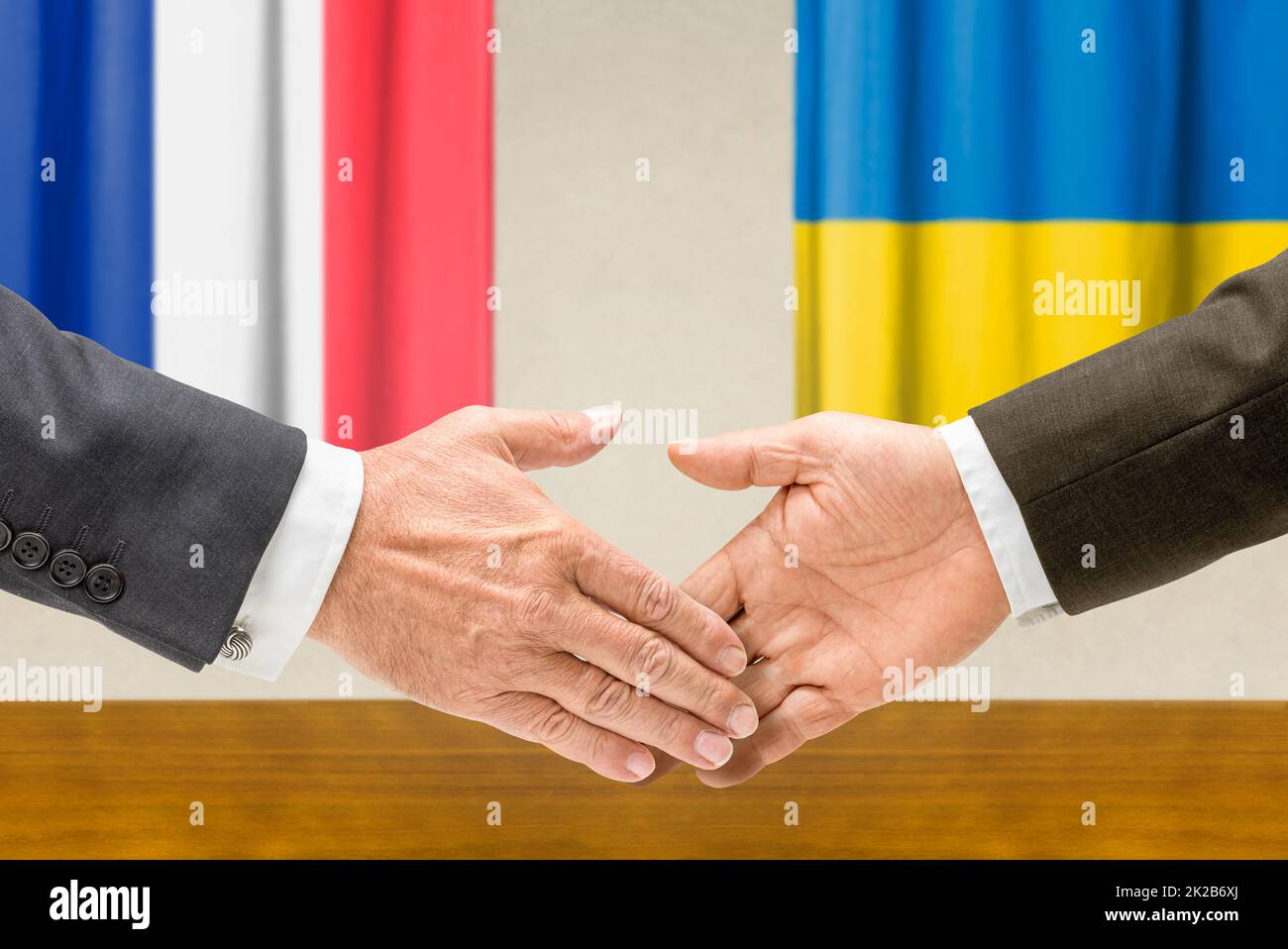 I rappresentanti della Francia e dell'Ucraina si scuotono le mani Foto Stock