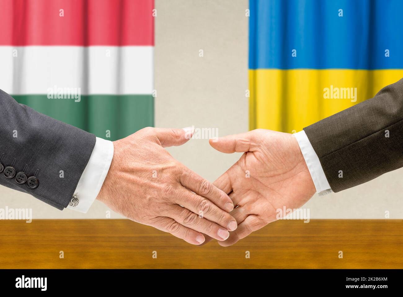I rappresentanti dell'Ungheria e dell'Ucraina scuotono le mani Foto Stock