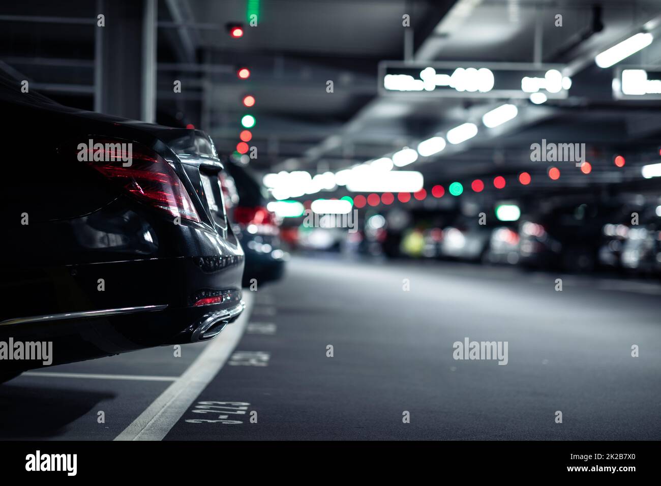 Garage sotterraneo o un moderno parcheggio auto con un sacco di veicoli Foto Stock