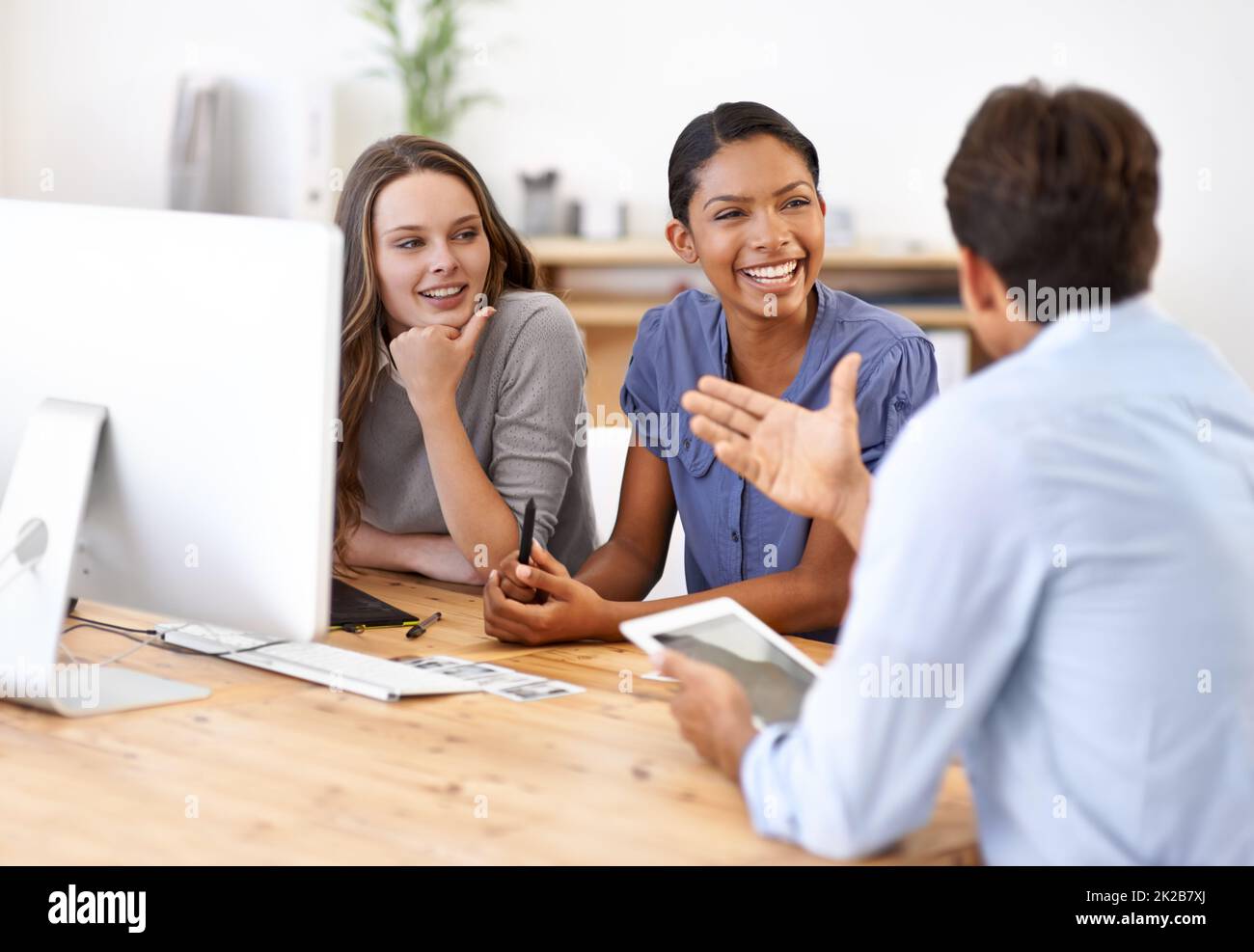 Vengono in su con le idee grandi. Un gruppo di progettisti che discutono qualcosa nel loro ufficio. Foto Stock