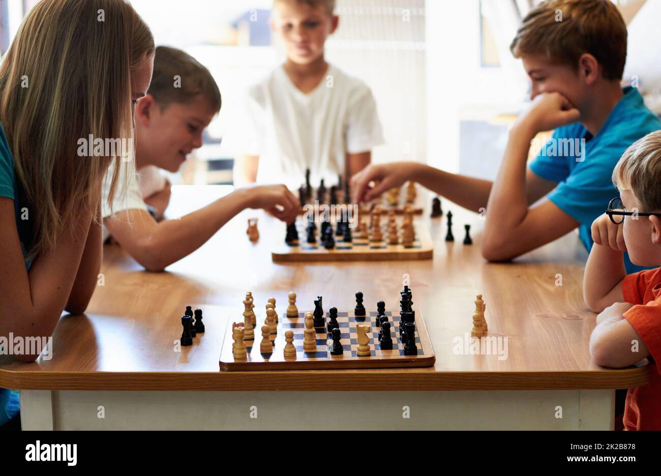 Campioni di scacchi. Un gruppo di bambini che giocano a scacchi. Foto Stock