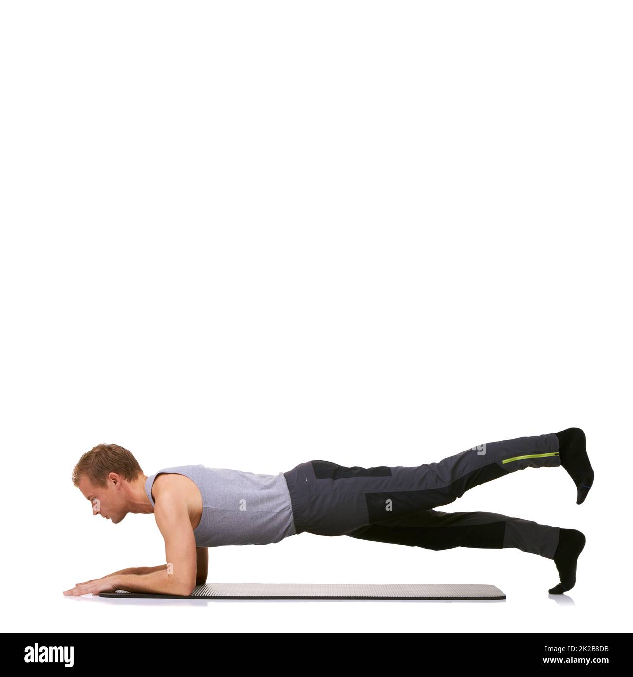 Perfezionare la sua tecnica. Un giovane uomo in forma che esegue una routine di esercizio mentre è isolato su uno sfondo bianco. Foto Stock