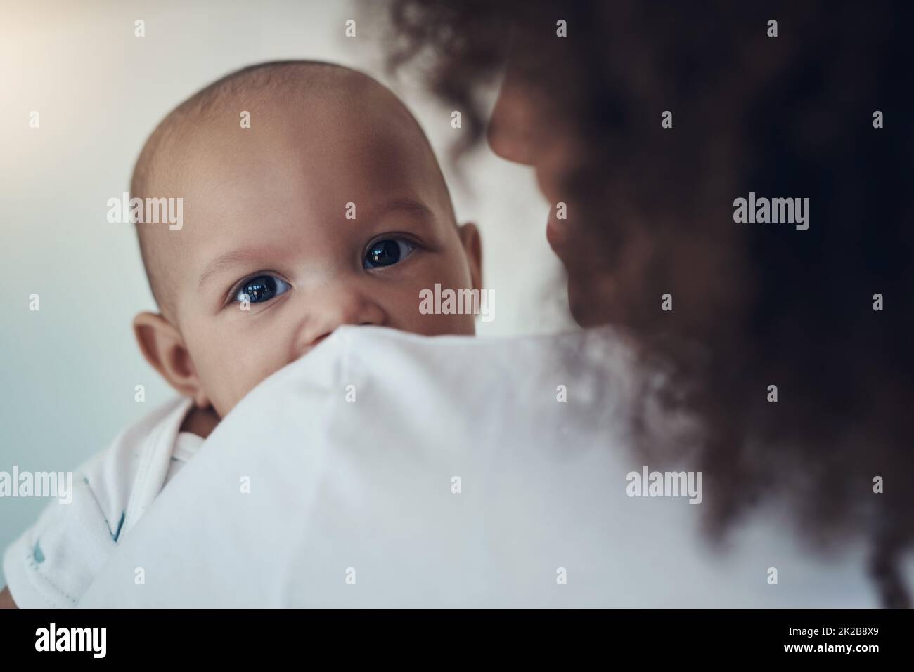 Non c'è da stupirsi im carino, hai visto mia mamma. Scatto di una giovane donna che porta la sua adorabile bambina a casa. Foto Stock