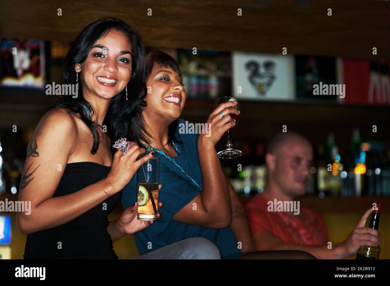 Fuori in città. Due belle ragazze giovani fuori festa insieme e gustare cocktail. Foto Stock