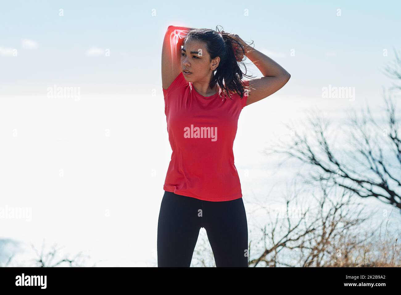 Preparazione per una corsa. Scatto corto di una giovane donna attraente che si riscalda prima di un allenamento. Foto Stock