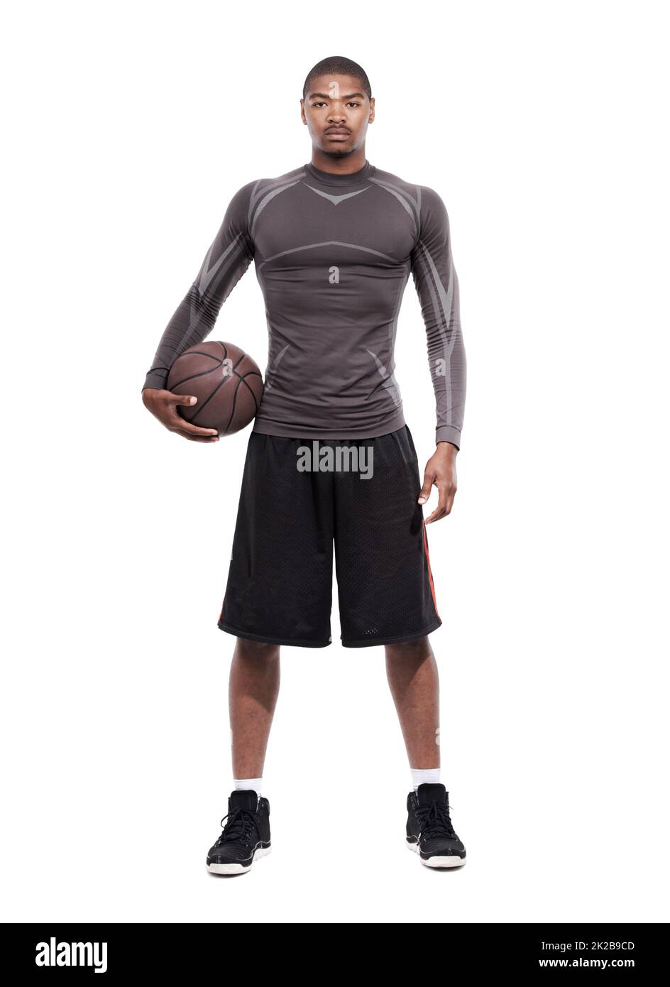 Lascia colpire il campo. Ritratto di un bel giovane giocatore di basket in piedi in studio. Foto Stock