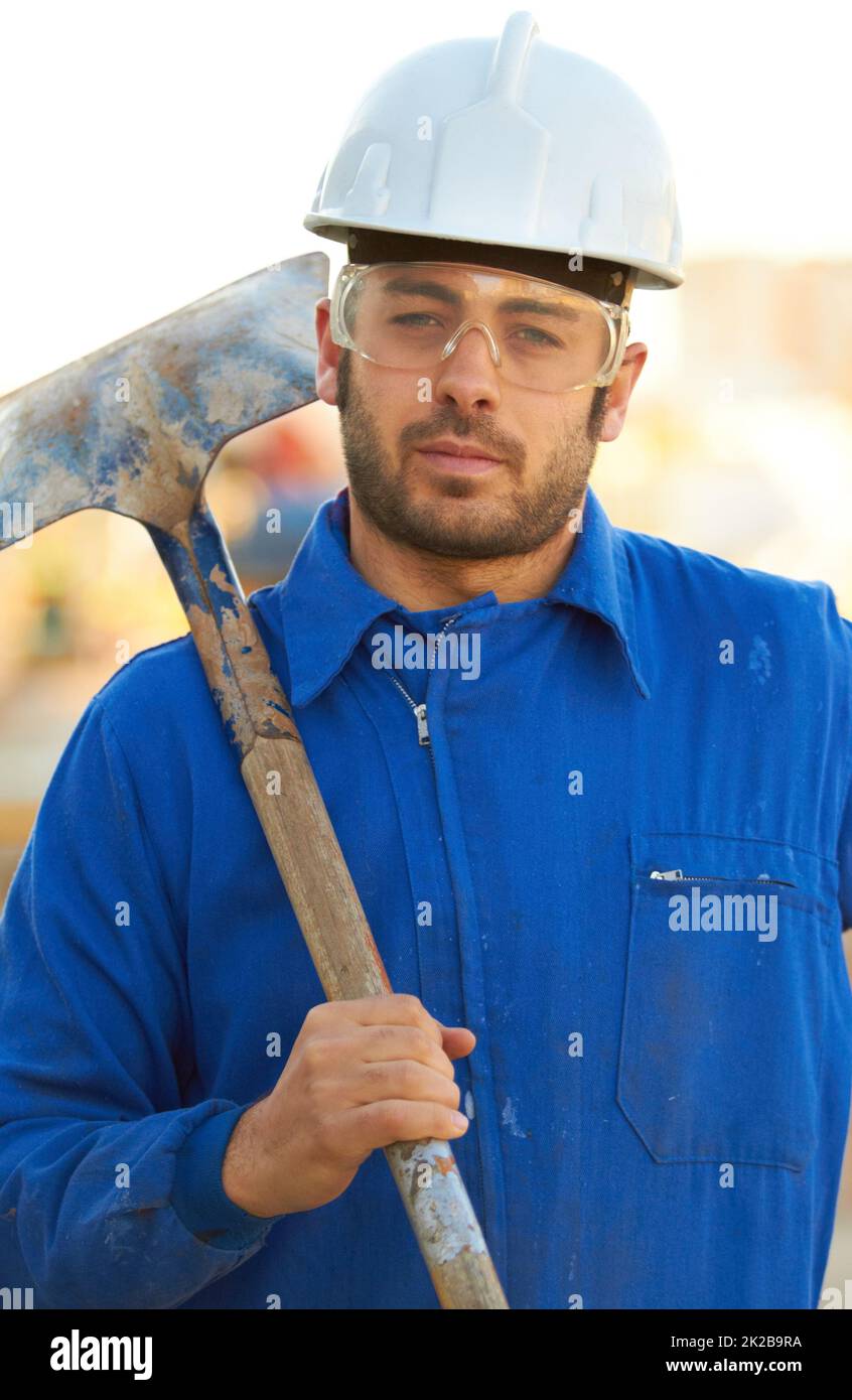 Escavatore. Ritratto di un operaio di costruzioni con la sua pala sopra la spalla. Foto Stock