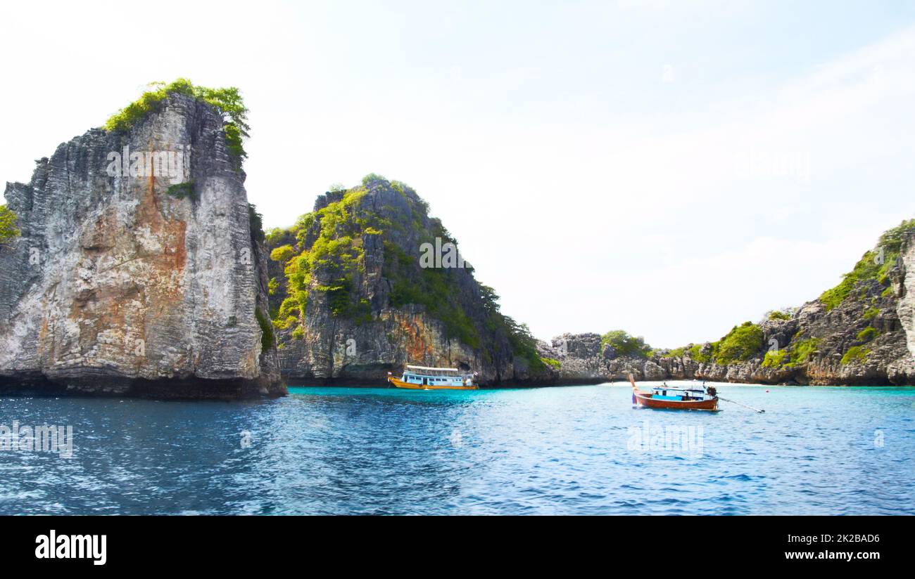 Scogliere di paradiso. Vista panoramica di bellissime isole con scogliere rocciose, barche che passano vicino - CopySpace. Foto Stock