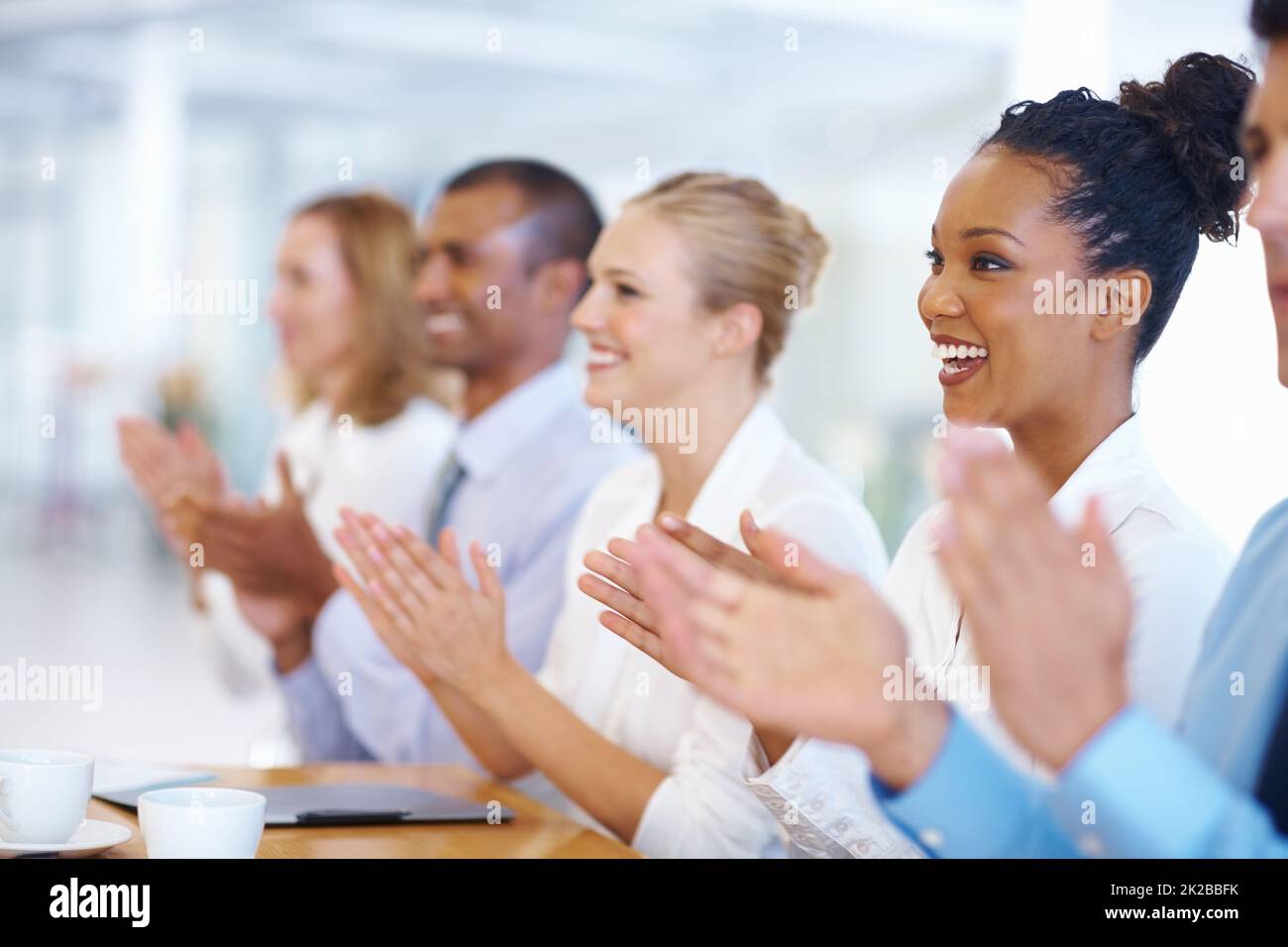 Gli uomini d'affari applaudono. Ritratto di uomini d'affari multietnici applaudendo durante la presentazione. Foto Stock