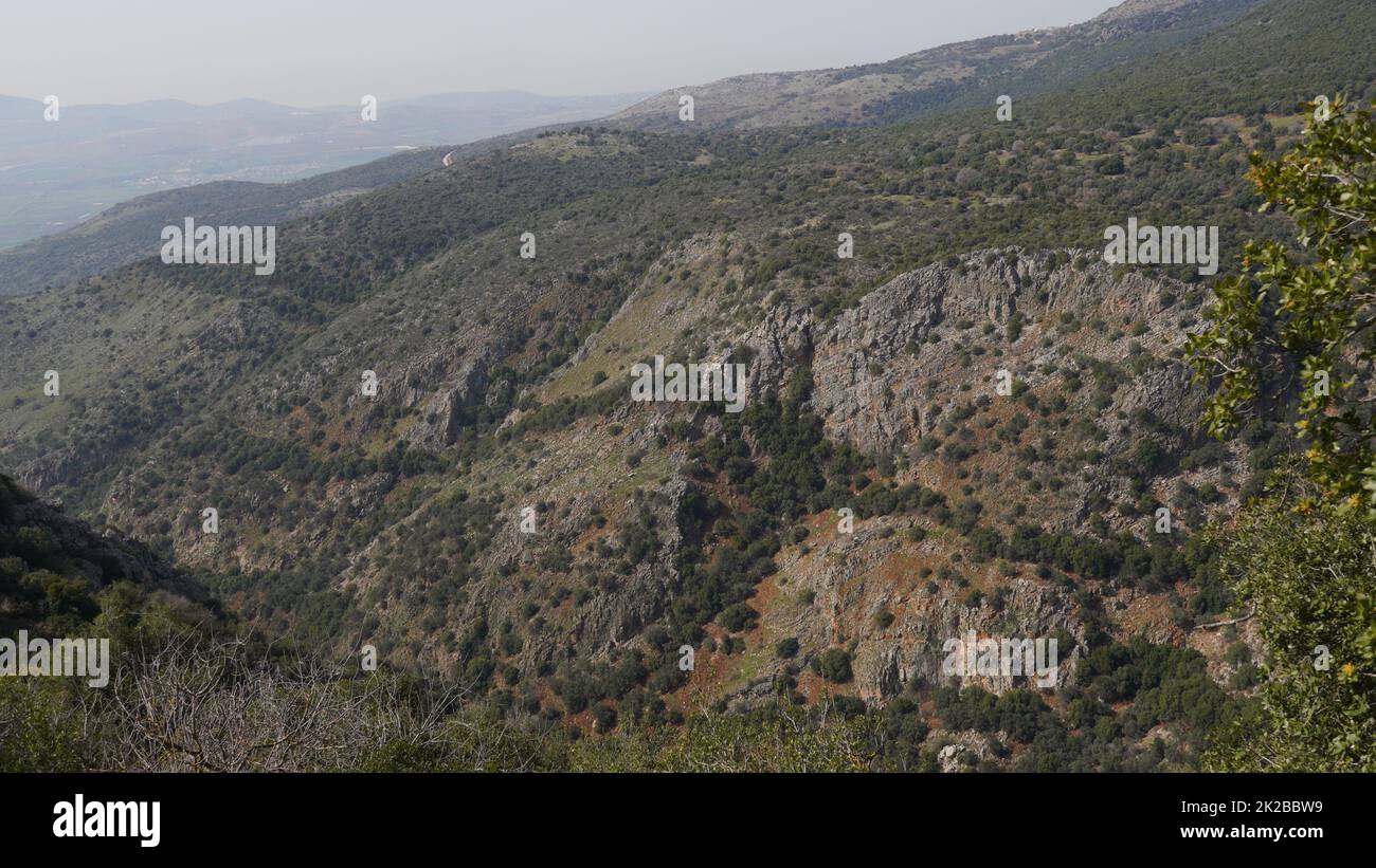 Le alture del Golan vicino al confine israeliano con il Libano. Paesaggio sulle pendici del monte Hermon. Foto Stock