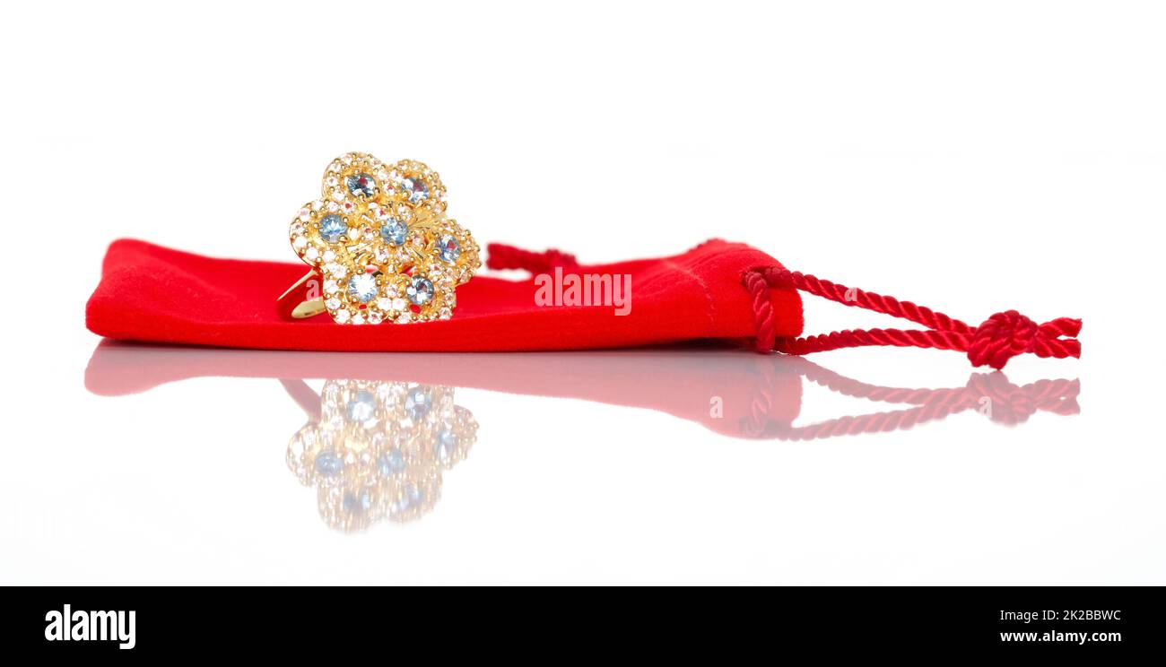 Zaffiro blu Jewel o gemme anello su borsa di velluto rosso. Collezione di accessori per gemme naturali. Foto studio Foto Stock