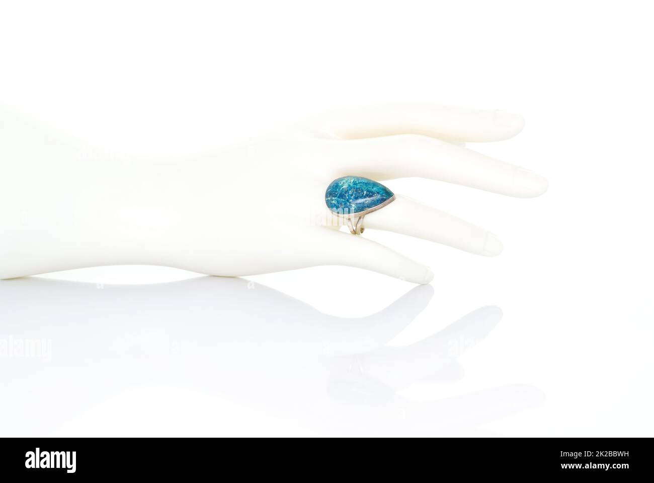 Anello in pietra grembiale in shattuckite blu su mano femmina manichino in plastica. Collezione di accessori per gemme naturali. Foto studio Foto Stock
