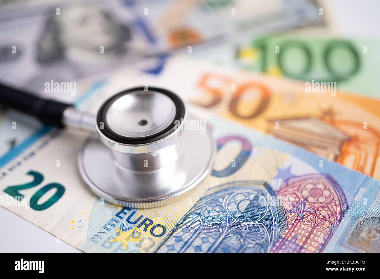 Stetoscopio sulle banconote in dollari UE e USA, finanza, conti, statistiche, economia analitica concetto di business. Foto Stock