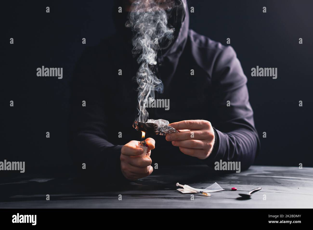 L'uomo tossicodipendente o il commerciante di droga prepara l'eroina. Foto Stock