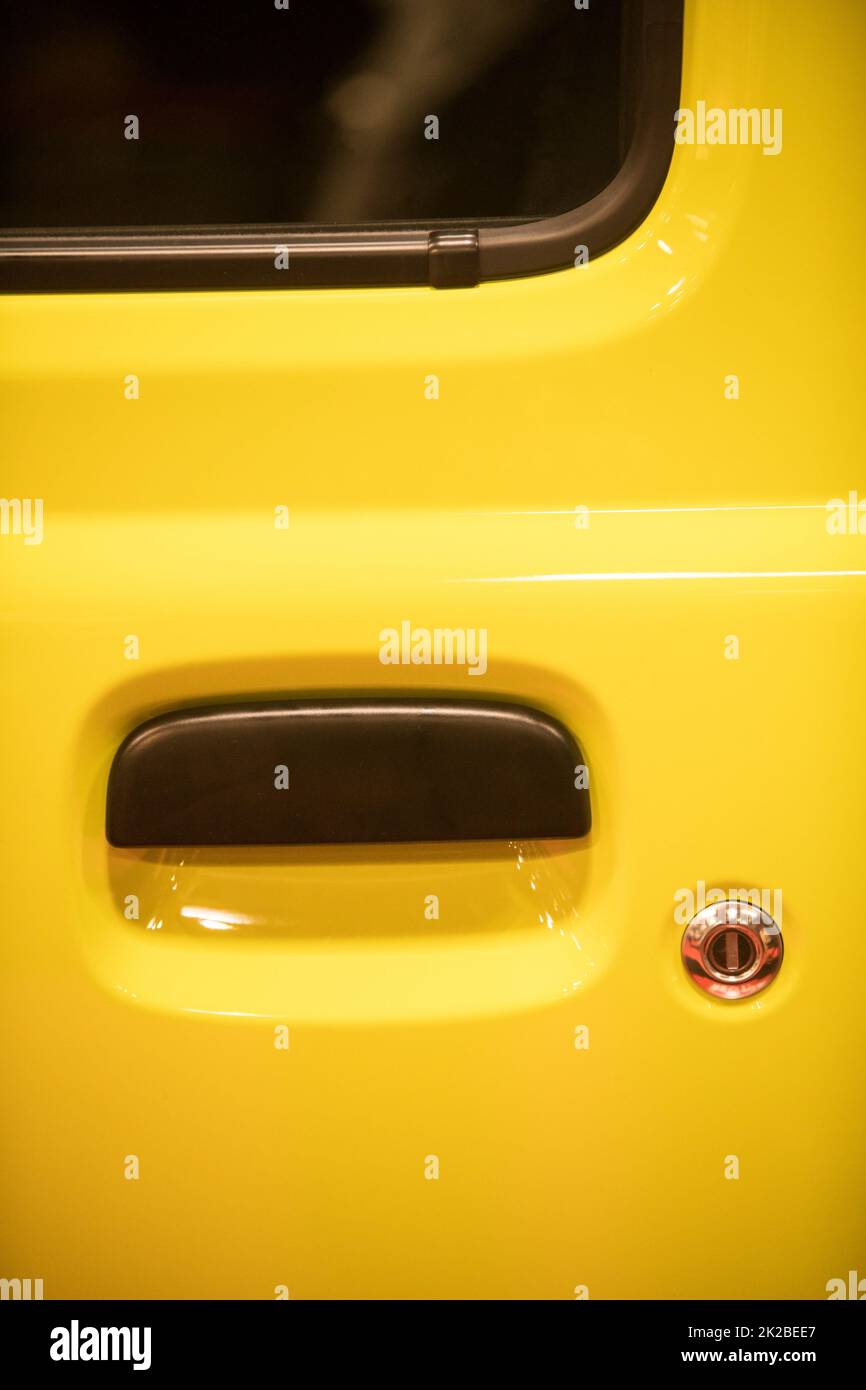 Maniglia moderna di una macchina gialla Foto Stock