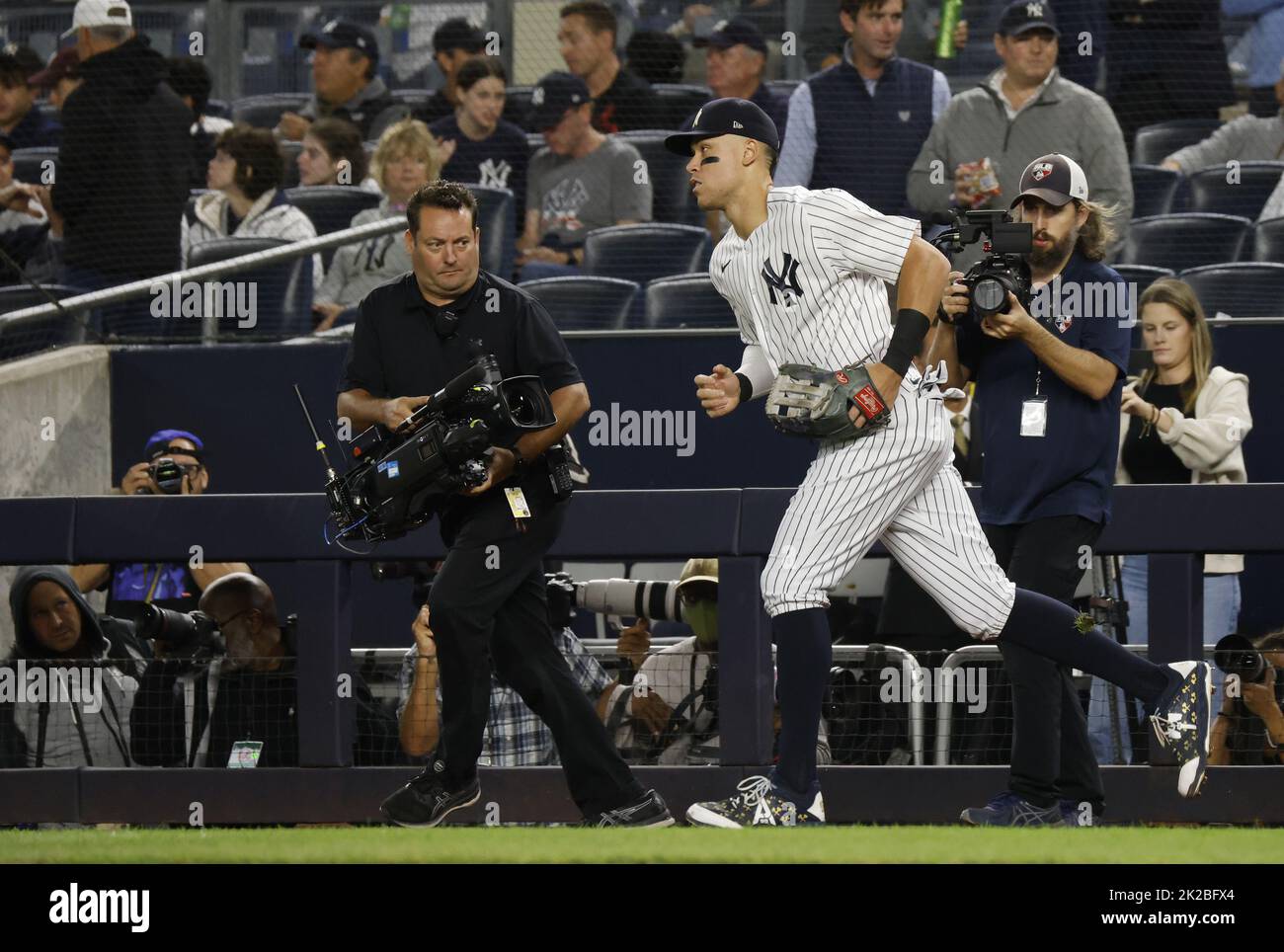 New York City, Stati Uniti. 22nd Set, 2022. Il giudice Aaron Yankees di New York prende il campo prima del primo inno contro i Boston Red Sox allo Yankee Stadium di New York City giovedì 22 settembre 2022. Judge è legato alle 61 home run di Roger Maris, definite nel 1961. Foto di John Angelillo/UPI Credit: UPI/Alamy Live News Foto Stock